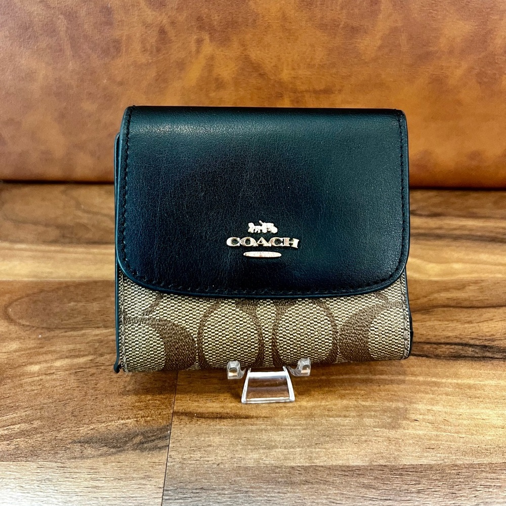 Coach Signature Coated Canvas Black and Tan
Small Wallet🖤🤎